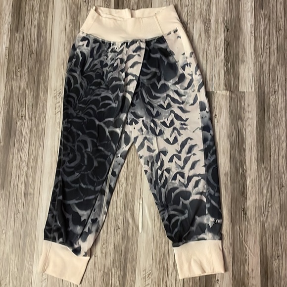 LULULEMON Dance to Yoga Pants Pretty Plume Angel Wing Black Sz 4 - Picture 2 of 9